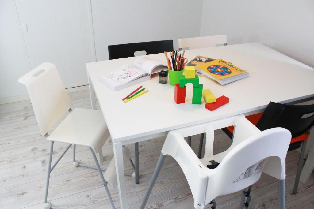 Esstisch mit Mal- und Bastelsachen für Kinder