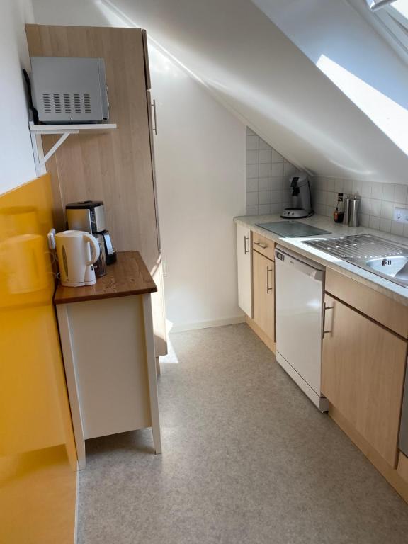 Küche im Dachgeschoss mit Dachfenster