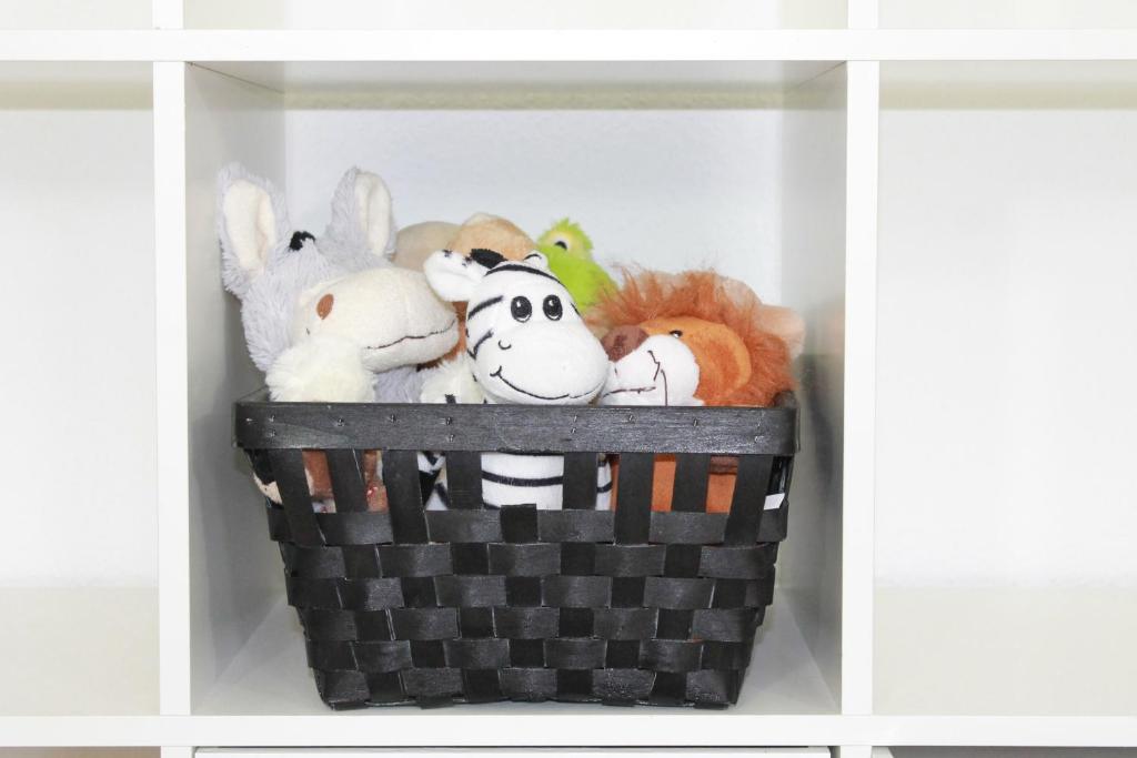 Korb mit Kuscheltieren für Kinder