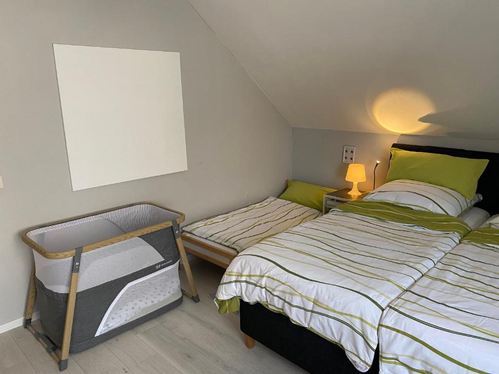 Schlafzimmer mit Babybett