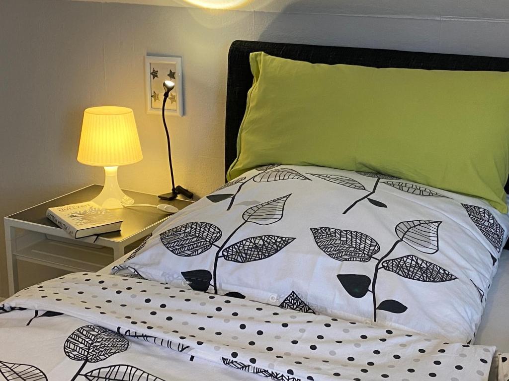 Schlafzimmer Detail mit Leselampe