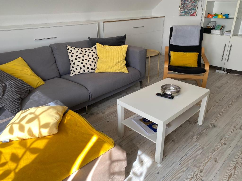 Helles Wohnzimmer der Ferienwohnung in Bremen-Findorff