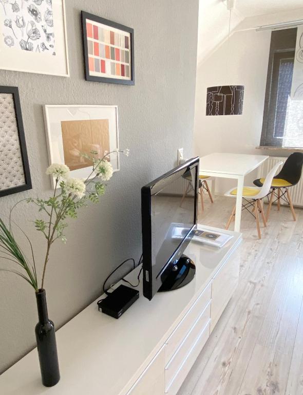 Wohnzimmer mit Flachbild-TV und Bilderwand